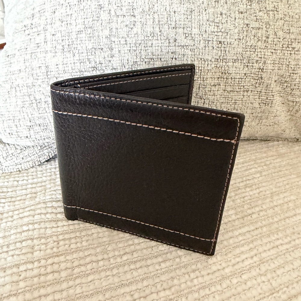 Columbia NWT Slim Traveler Brown textured leather wallet!